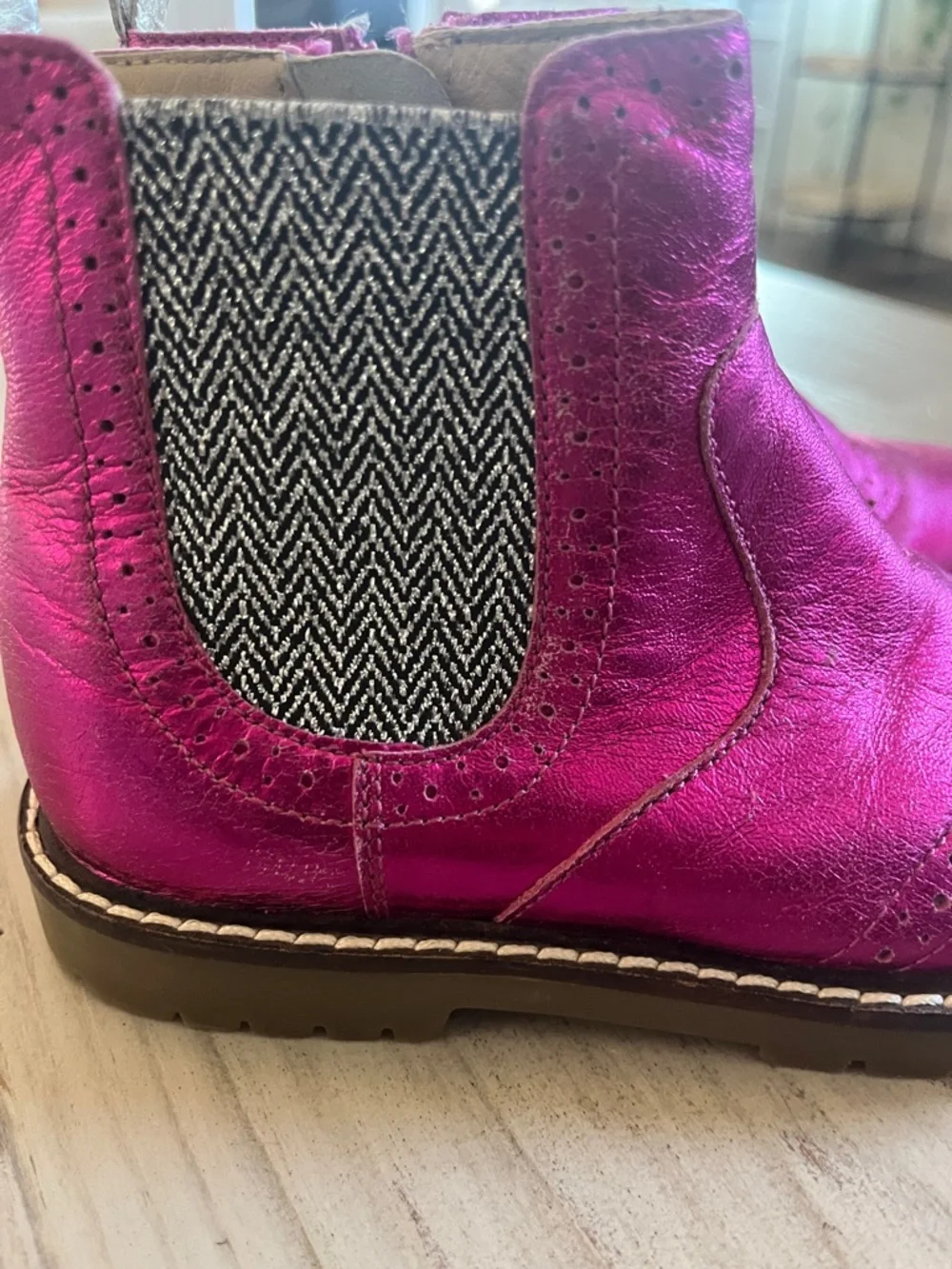 Mini Boden leather chealsea Metallic Pink Ankle Boots size 11.5 or EU 29